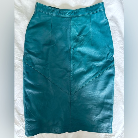 Vintage Danier - High-Waisted Two-Toned Green Genuine Leather Skirt - Size 6 - Picture 2 of 7